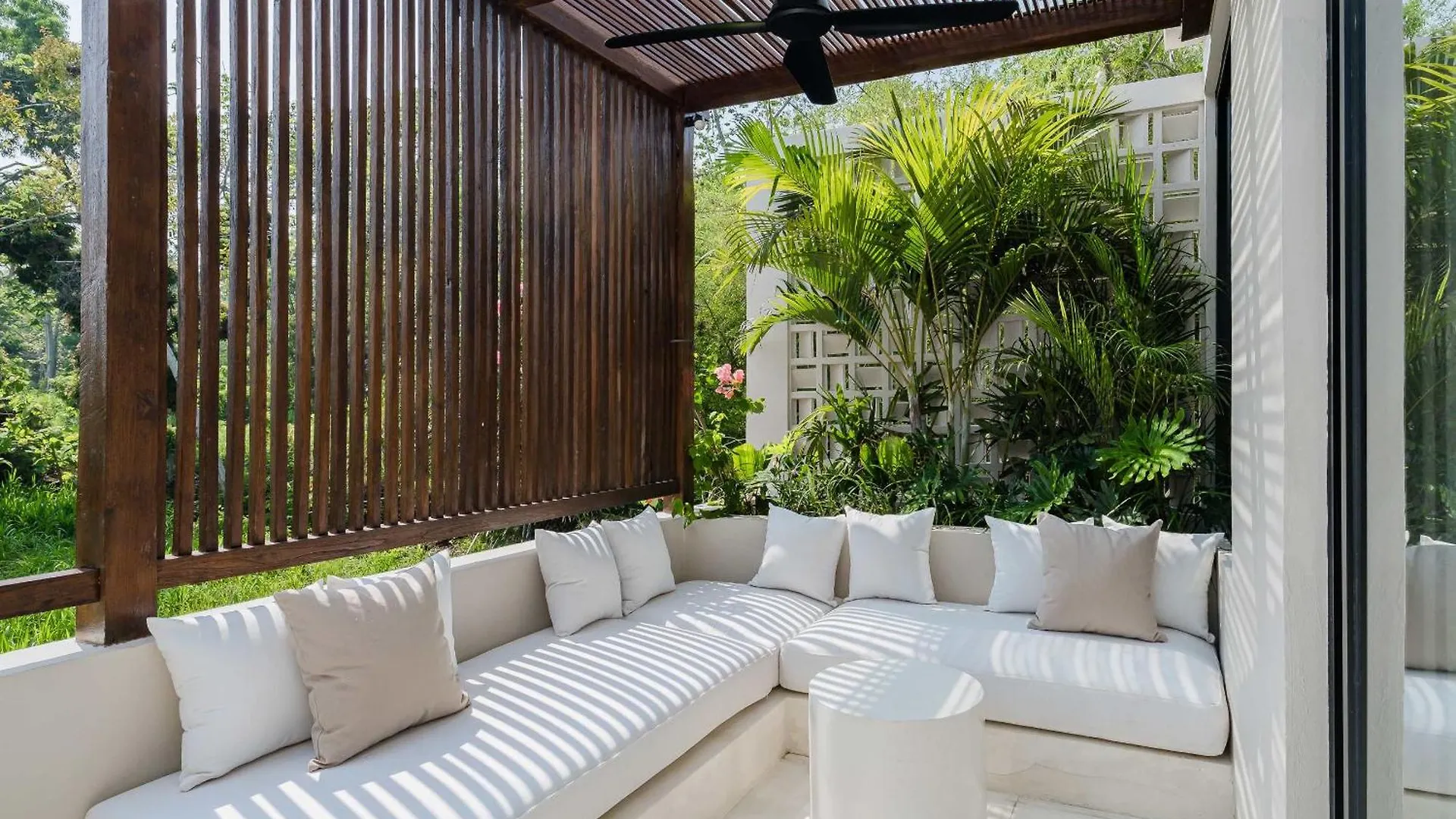 Modern Tropical Villa With Pool In Uluwatu Pecatu