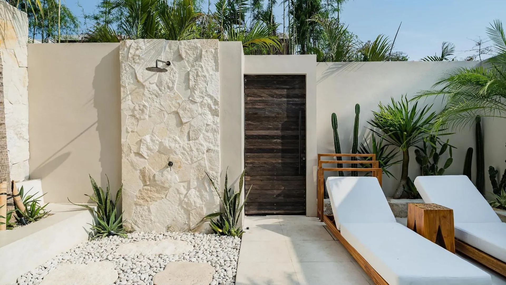 Modern Tropical Villa With Pool In Uluwatu Pecatu